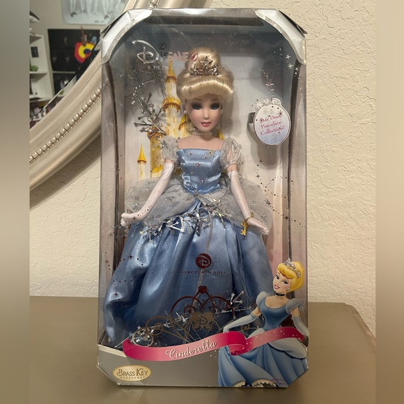 Disney’s Cinderella Brass Key Keepsakes Collector’s Edition Porcelain Doll - Picture 1 of 6